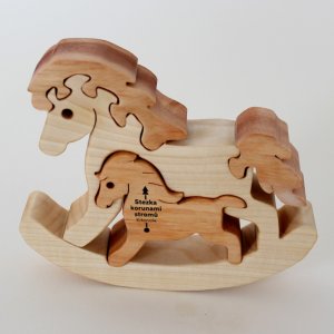 Stezka korunami stromů - Krkonoše - puzzle masiv - kůň houpací - hnědé hříbě -  jednostranný gravír