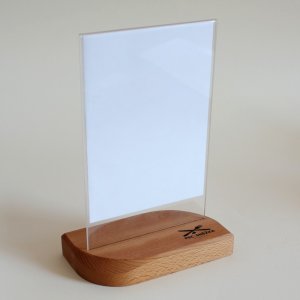 Bistro Pec pod Sněžkou - stojánek na nápojový lístek - s plexi - logo gravír